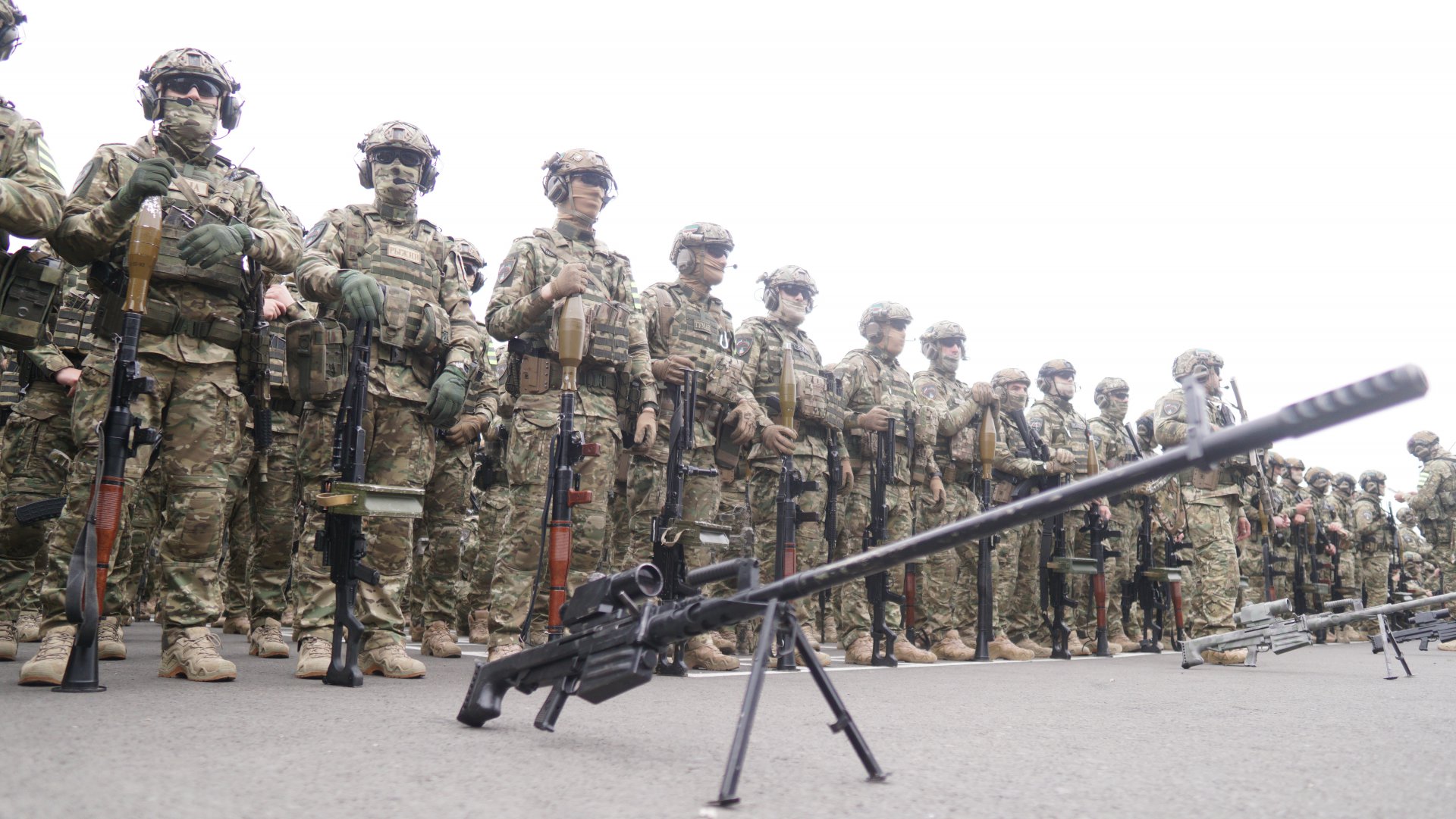 Чеченские бойцы построение. Армия. Омон на украине. Солдат российской армии. Росгвардия на спецоперации на украине.