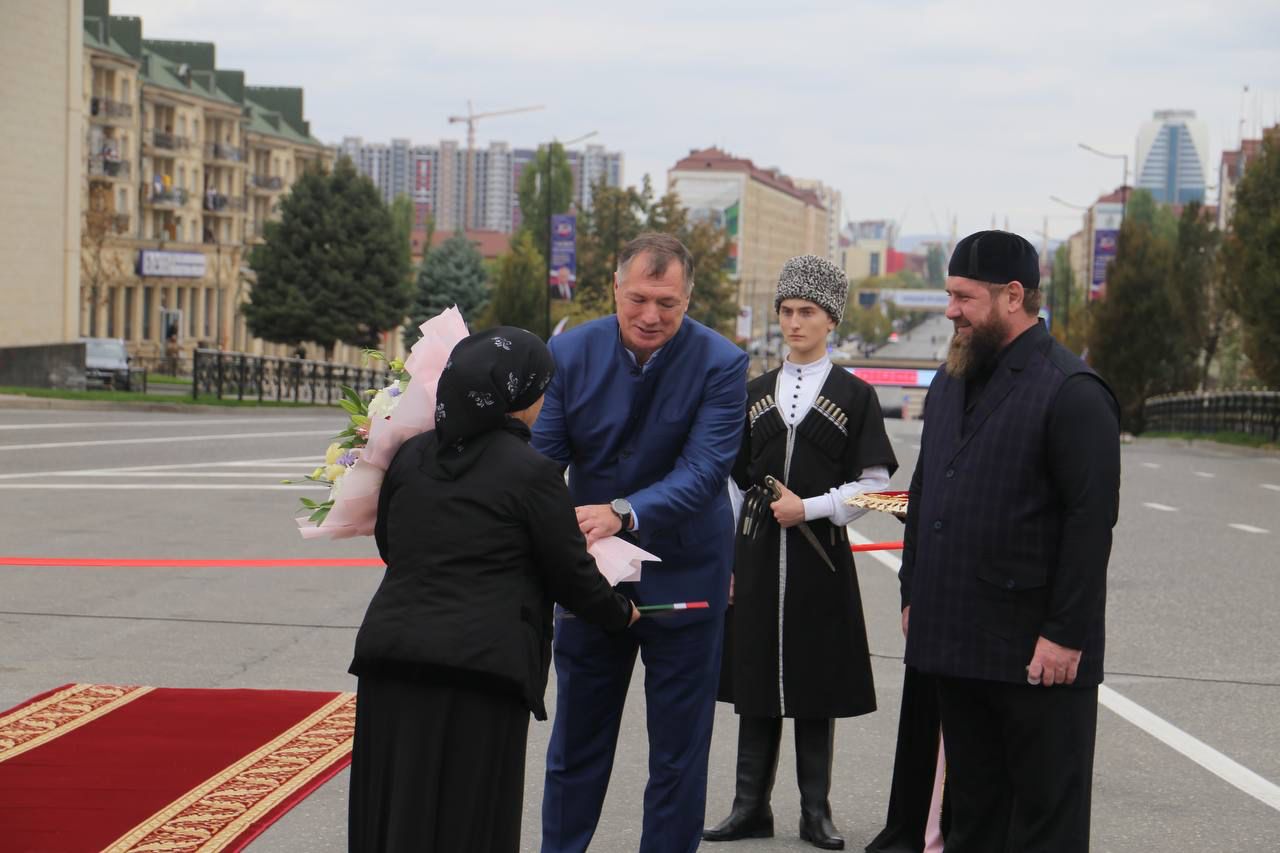 Грозная семья. Фонд Кадырова. Family Грозный. Кадыров подарок дворец.