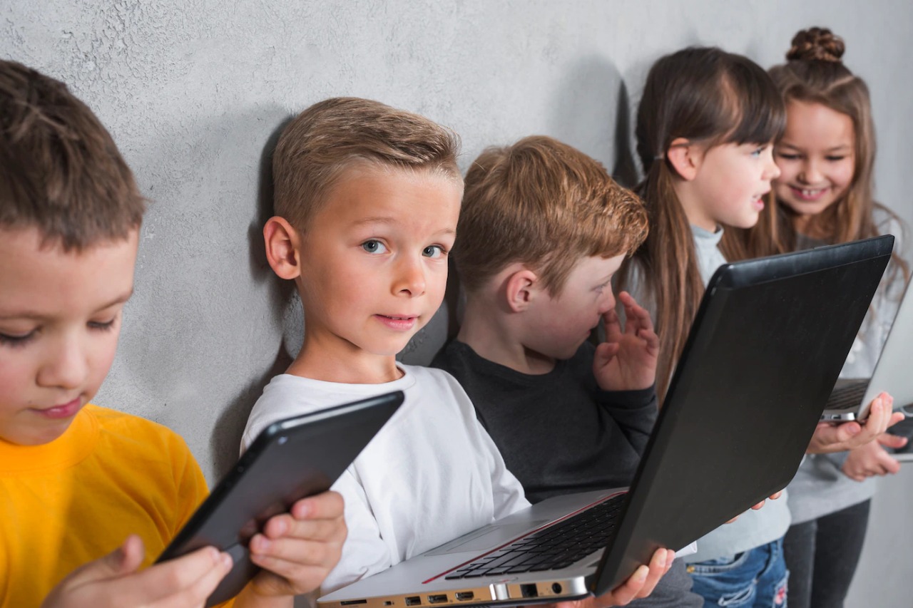 Цифровой школьник. Дети с гаджетами в школе. Детский контент. Children using cloud Technology.