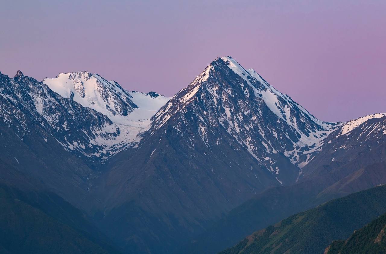 Какая наивысшая точка кавказа. Тебулосмта гора Чечня. Тебулосмта горные вершины Чечни. Грозный Берсаев. Чечня кавказский хребет.