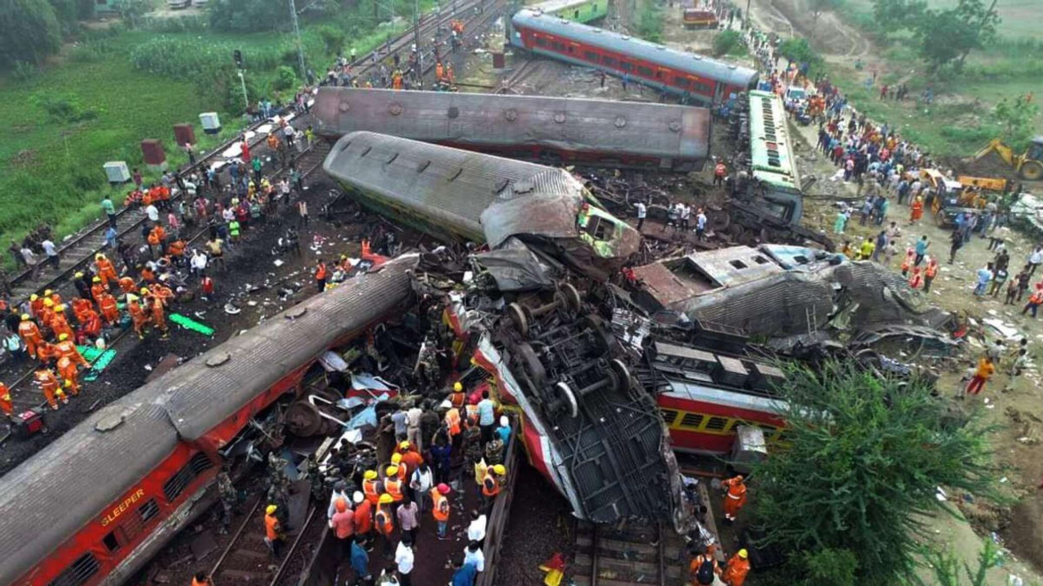 В индийском штате Одиша при столкновении поездов  стали жертвами крушения около 300 человек