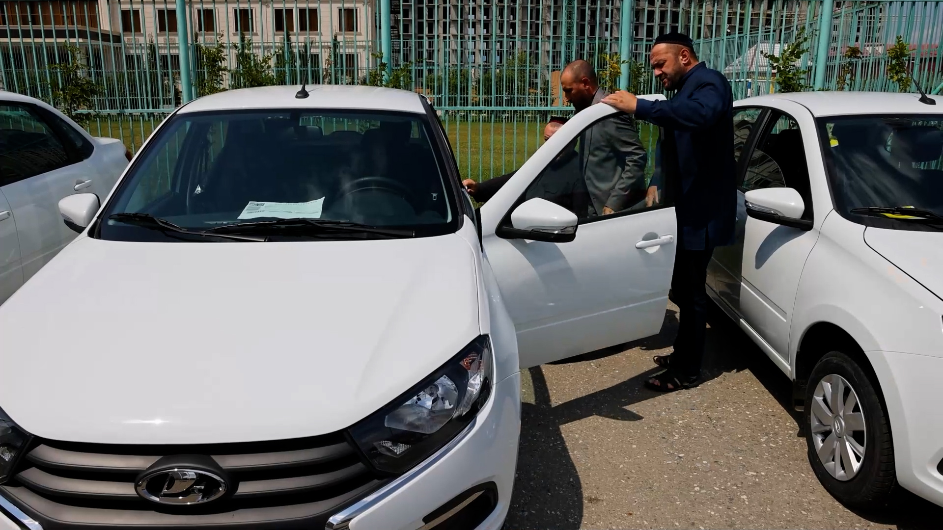 Пятеро жителей ЧР, пострадавших на производстве, получили автомобили Lada  Granta | Информационное агентство 