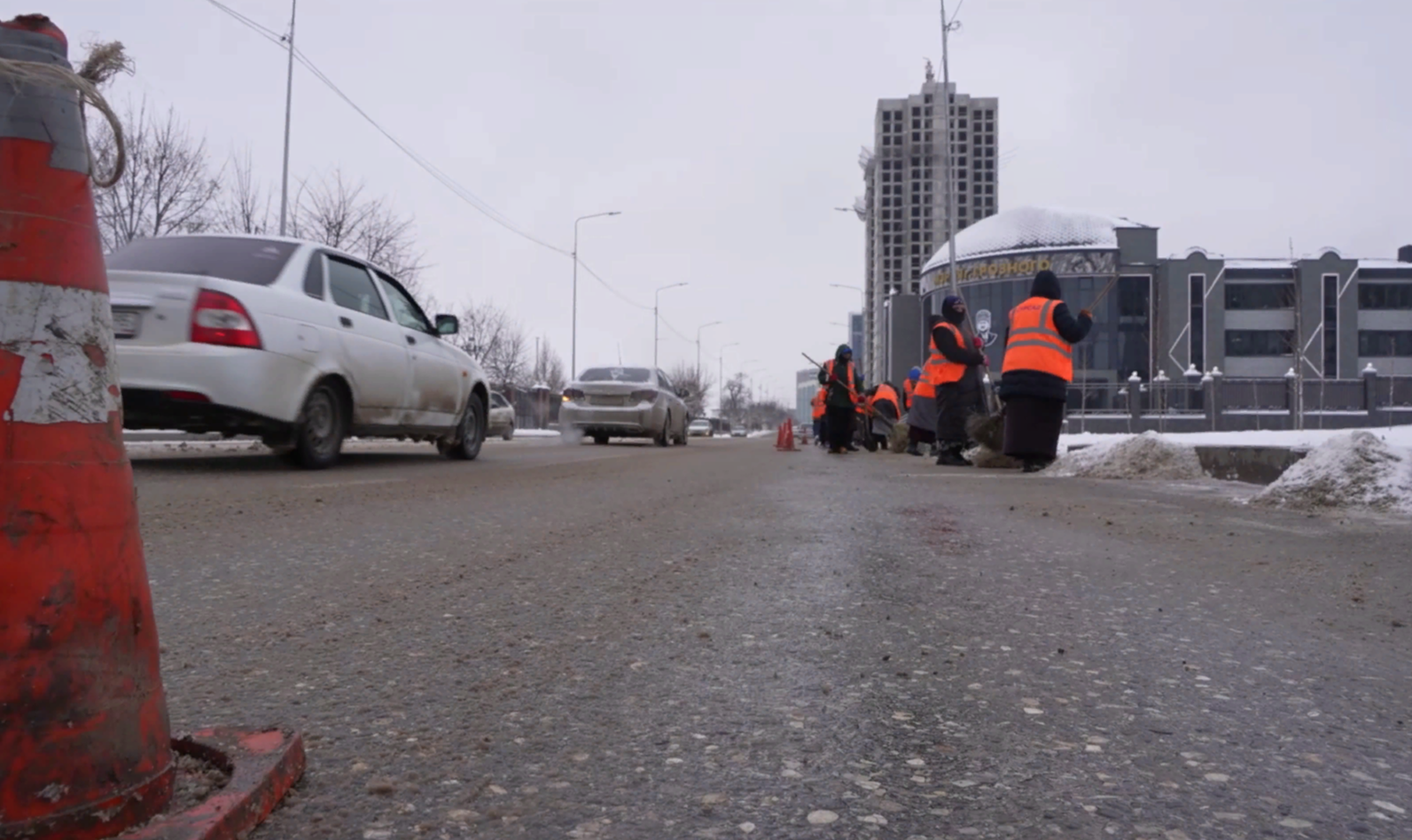 Уборка снега на дорогах Грозного ведется круглосуточно | Информационное  агентство 