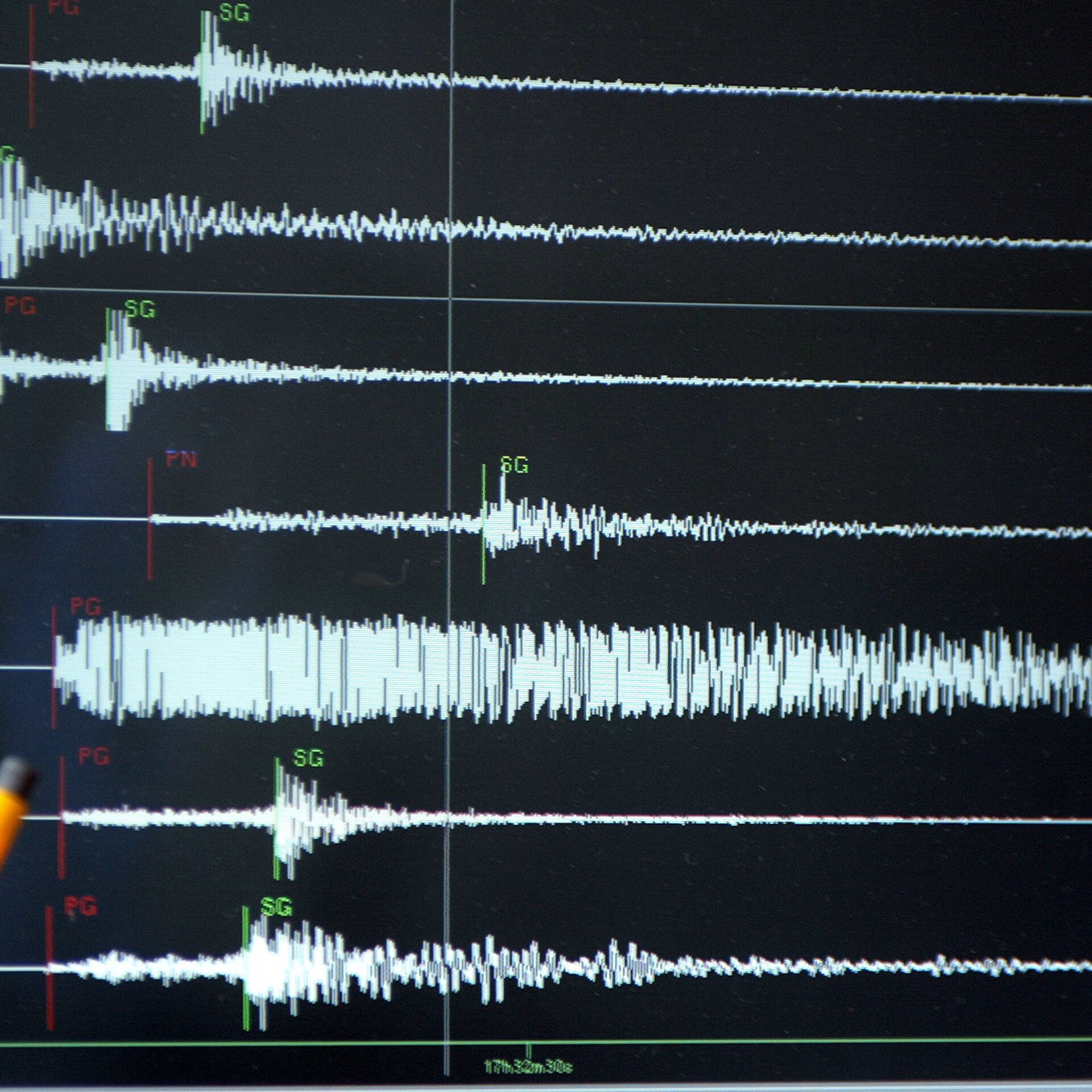 Землетрясение магнитудой 6,1. Магниту́да землетрясе́ния. Магнитуда и интенсивность землетрясения. 3 магнитуды землетрясения. Землетрясение сейсмограф.