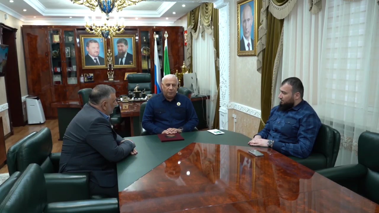 ЧЕЧНЯ. Фонд Кадырова передал  "Союзу ветеранов войн и труда ЧР" материальную помощь