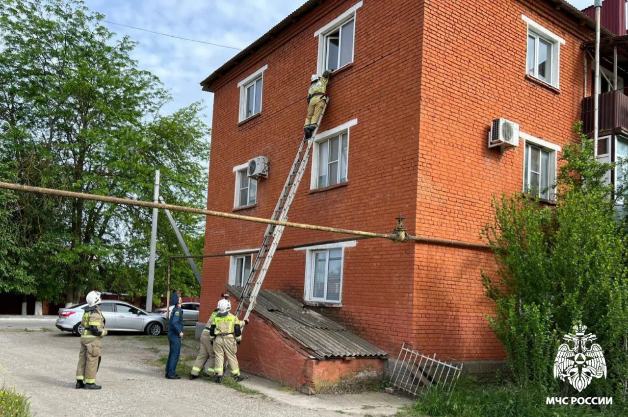 Чеченские пожарные помогли матери попасть в запертую квартиру с двумя  малолетними детьми | Информационное агентство 